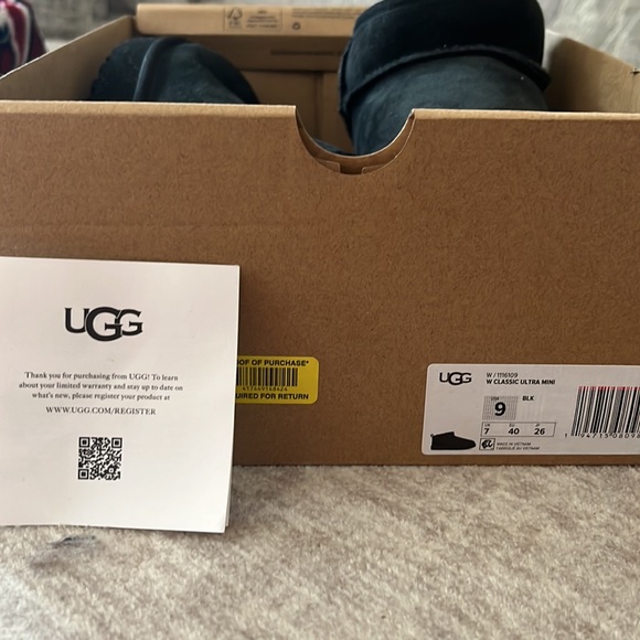 Size 9 Black Ultra Mini Ugg - Picture 2 of 4